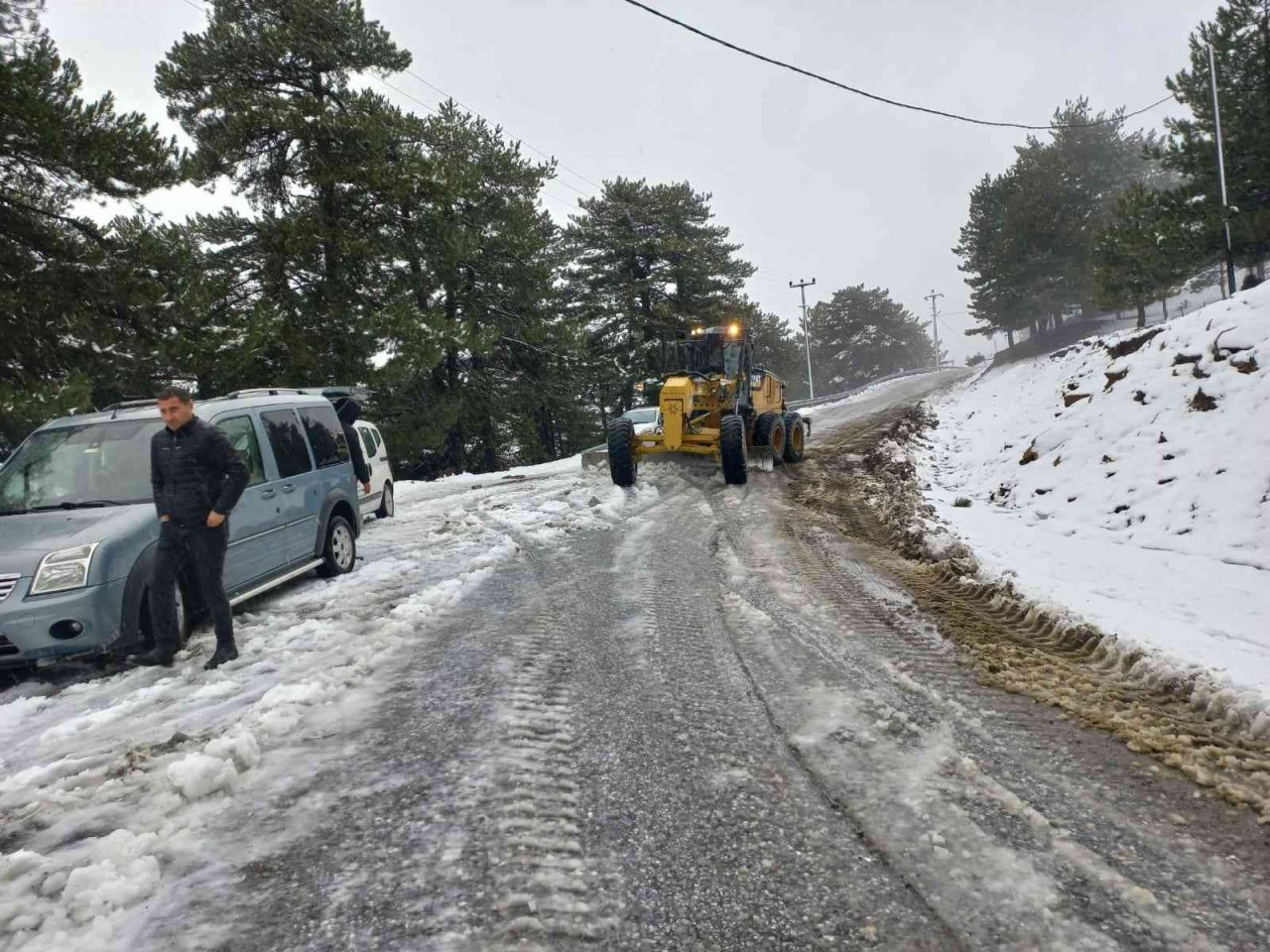 Büyükşehir ekiplerinin karla mücadele çalışmaları sürüyor