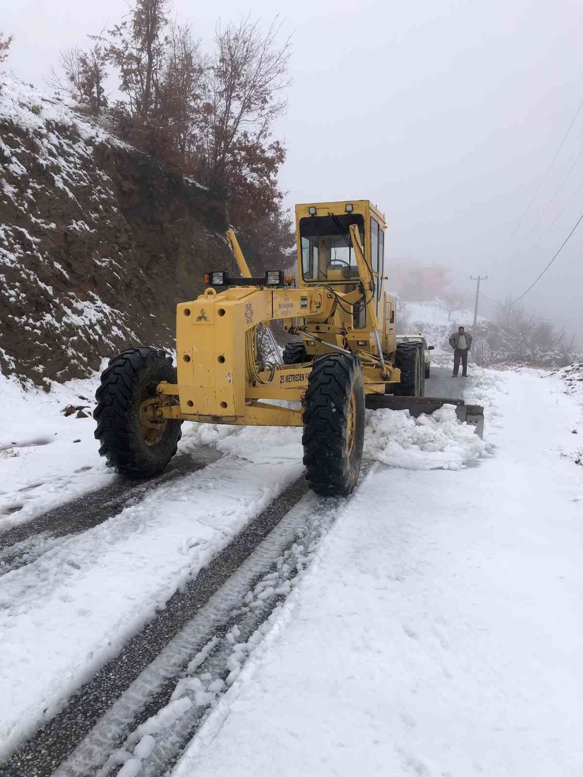 Büyükşehir ekiplerinin karla mücadele çalışmaları sürüyor