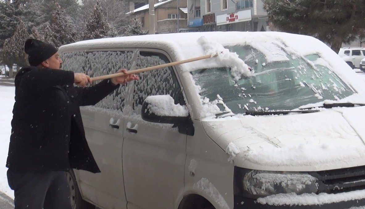Ahlat’ta beklenen kar yağışı başladı