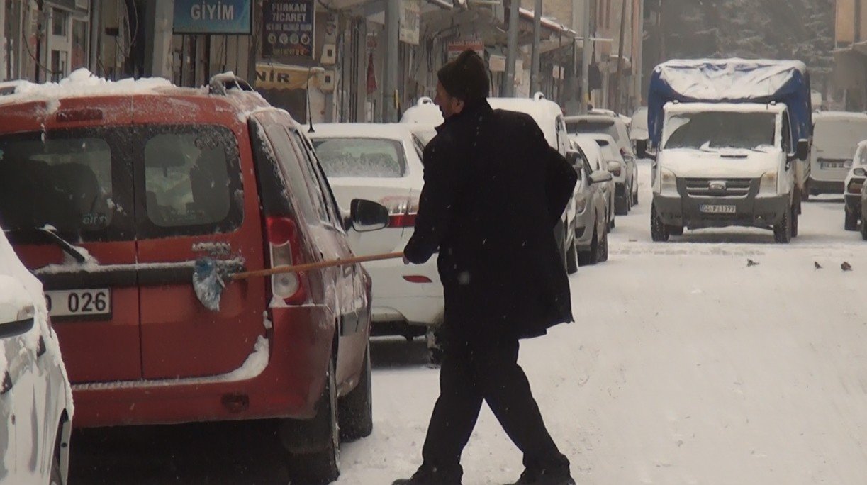 Ahlat’ta beklenen kar yağışı başladı