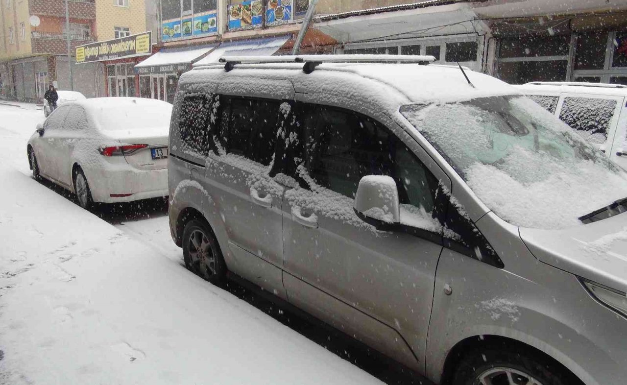 Ahlat’ta beklenen kar yağışı başladı