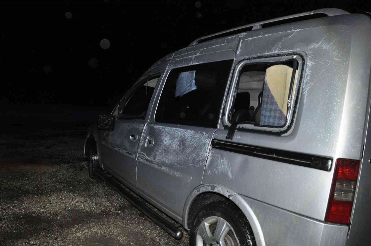 Kayganlaşan yolda kontrolden çıkan hafif ticari araç devrildi: 2 yaralı