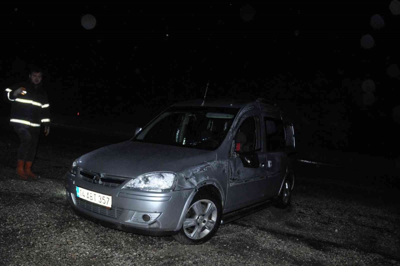 Kayganlaşan yolda kontrolden çıkan hafif ticari araç devrildi: 2 yaralı