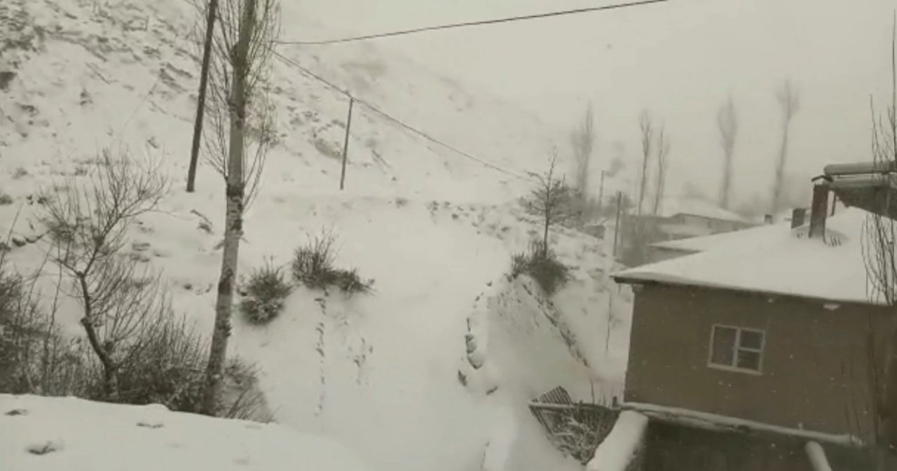 Kahramanmaraş’ta kar yağışıyla bazı bölgeler beyaza büründü