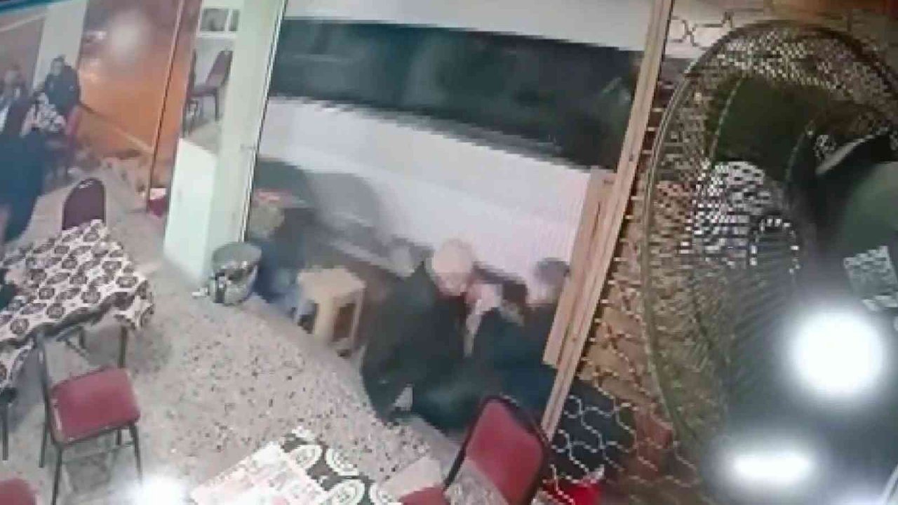 Bursa’da yürekleri ağza getiren anlar..Minibüsün altında kalmaktan kıl payı kurtuldular