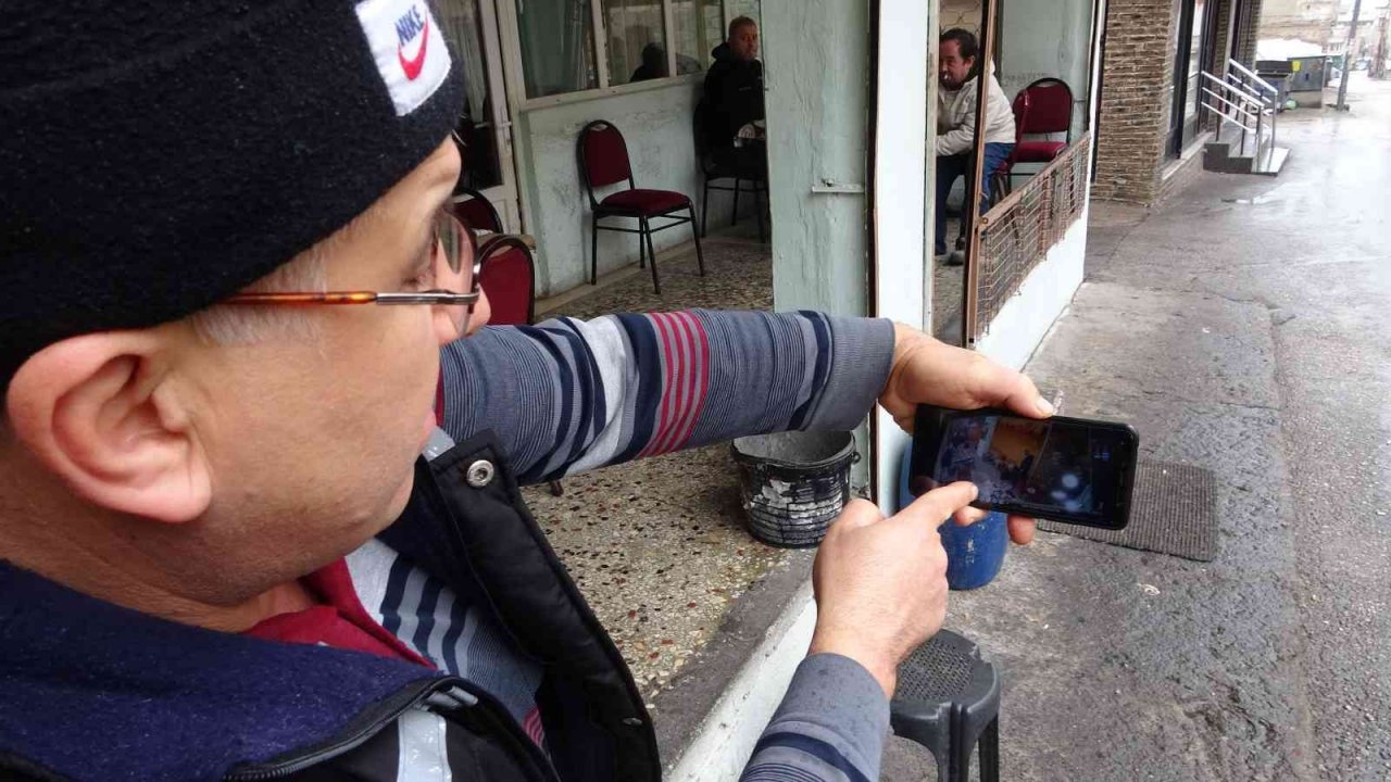 Bursa’da yürekleri ağza getiren anlar..Minibüsün altında kalmaktan kıl payı kurtuldular