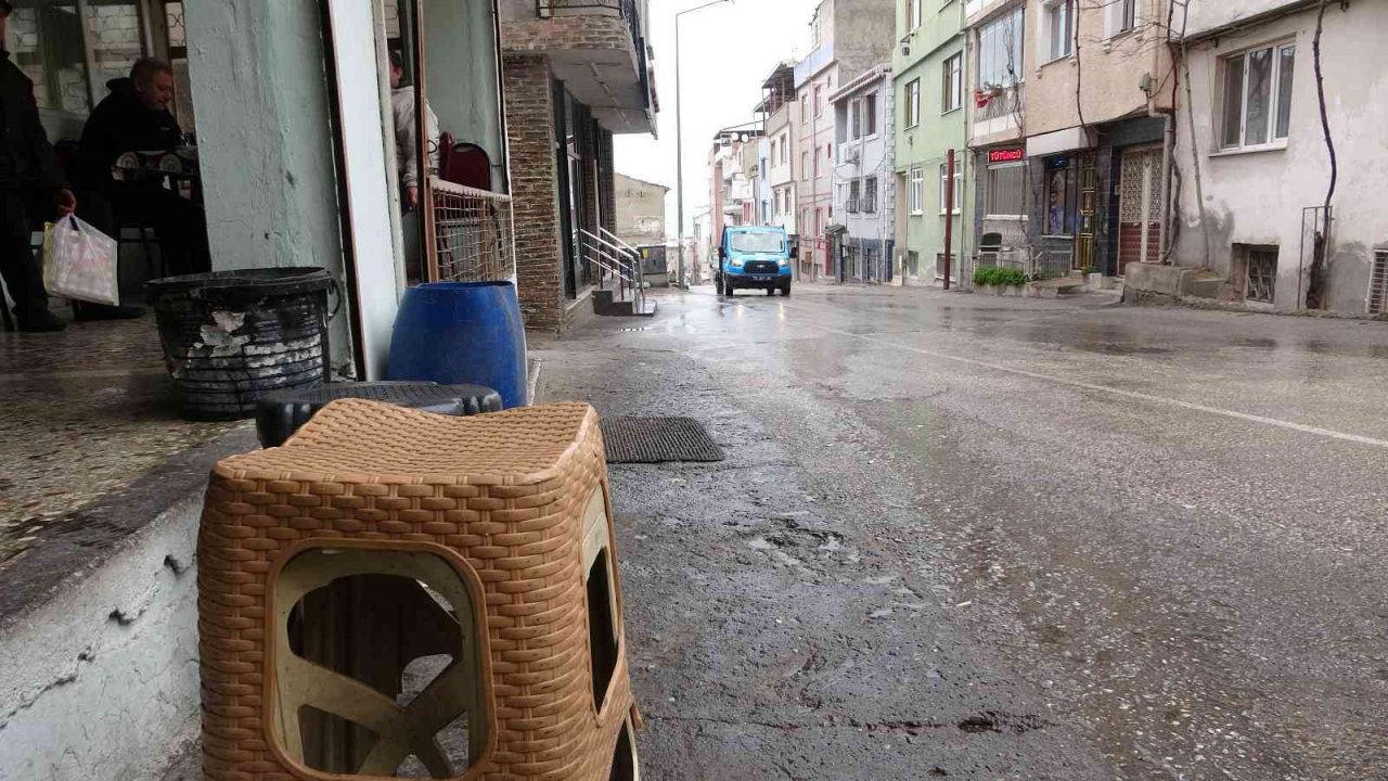 Bursa’da yürekleri ağza getiren anlar..Minibüsün altında kalmaktan kıl payı kurtuldular