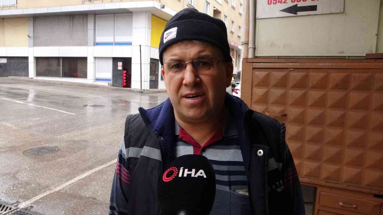 Bursa’da yürekleri ağza getiren anlar..Minibüsün altında kalmaktan kıl payı kurtuldular