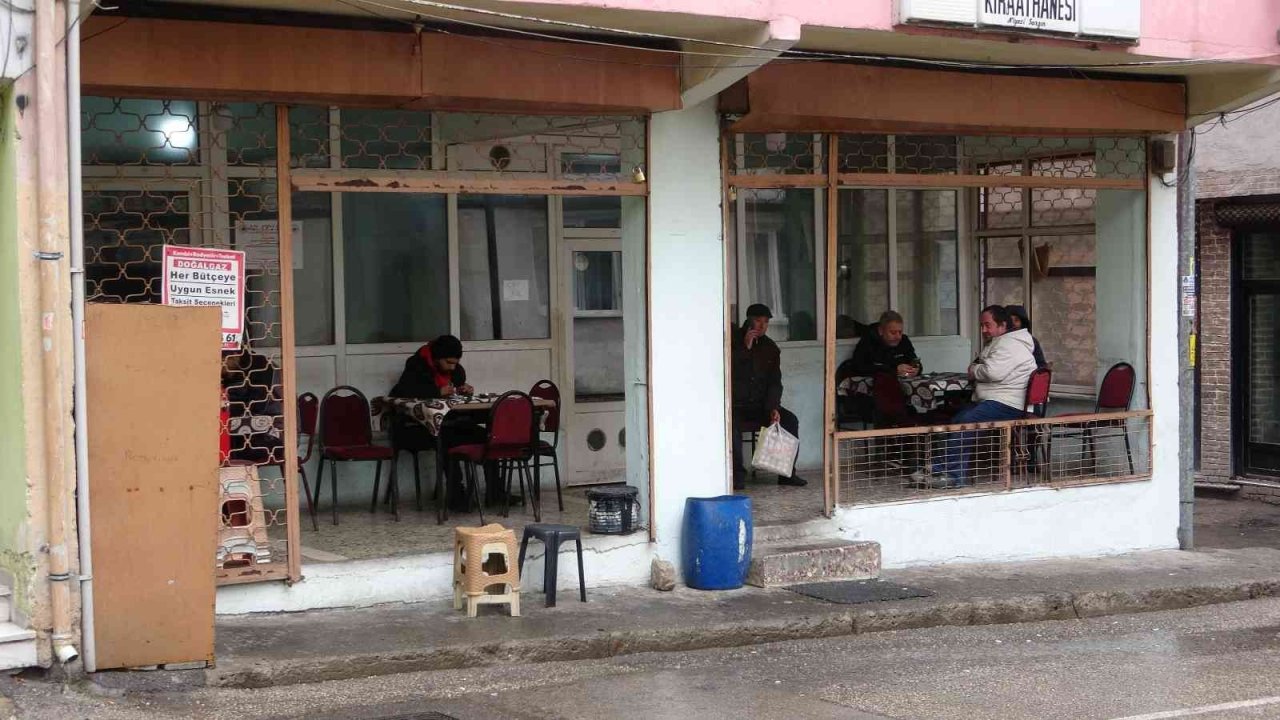 Bursa’da yürekleri ağza getiren anlar..Minibüsün altında kalmaktan kıl payı kurtuldular