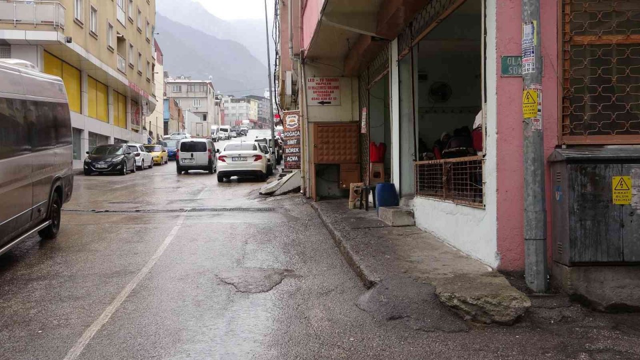 Bursa’da yürekleri ağza getiren anlar..Minibüsün altında kalmaktan kıl payı kurtuldular