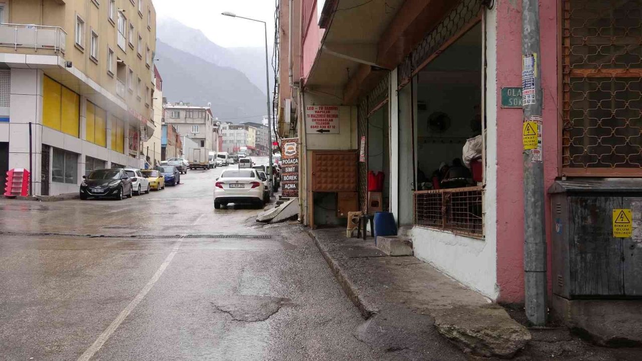 Bursa’da yürekleri ağza getiren anlar..Minibüsün altında kalmaktan kıl payı kurtuldular