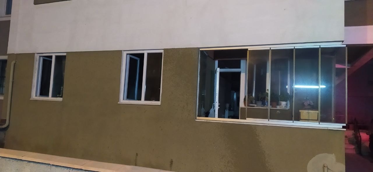 Apartman girişindeki yangın paniğe neden oldu