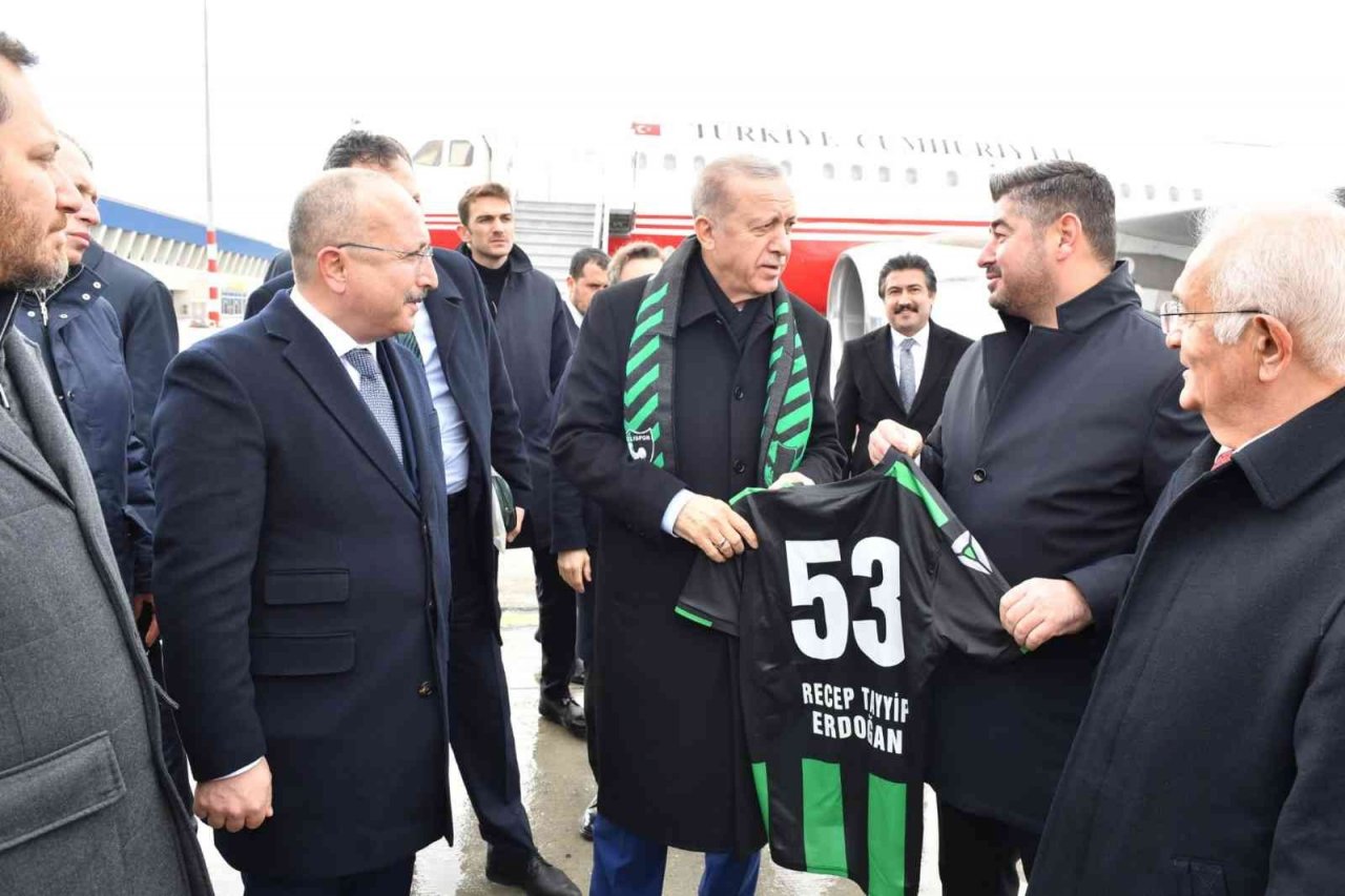 Cumhurbaşkanı Recep Tayyip Erdoğan’a Denizlispor forması hediye edildi