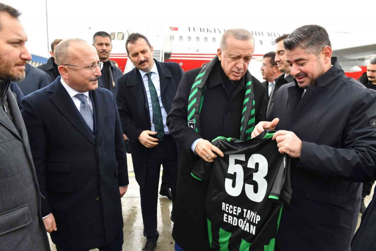 Cumhurbaşkanı Recep Tayyip Erdoğan’a Denizlispor forması hediye edildi