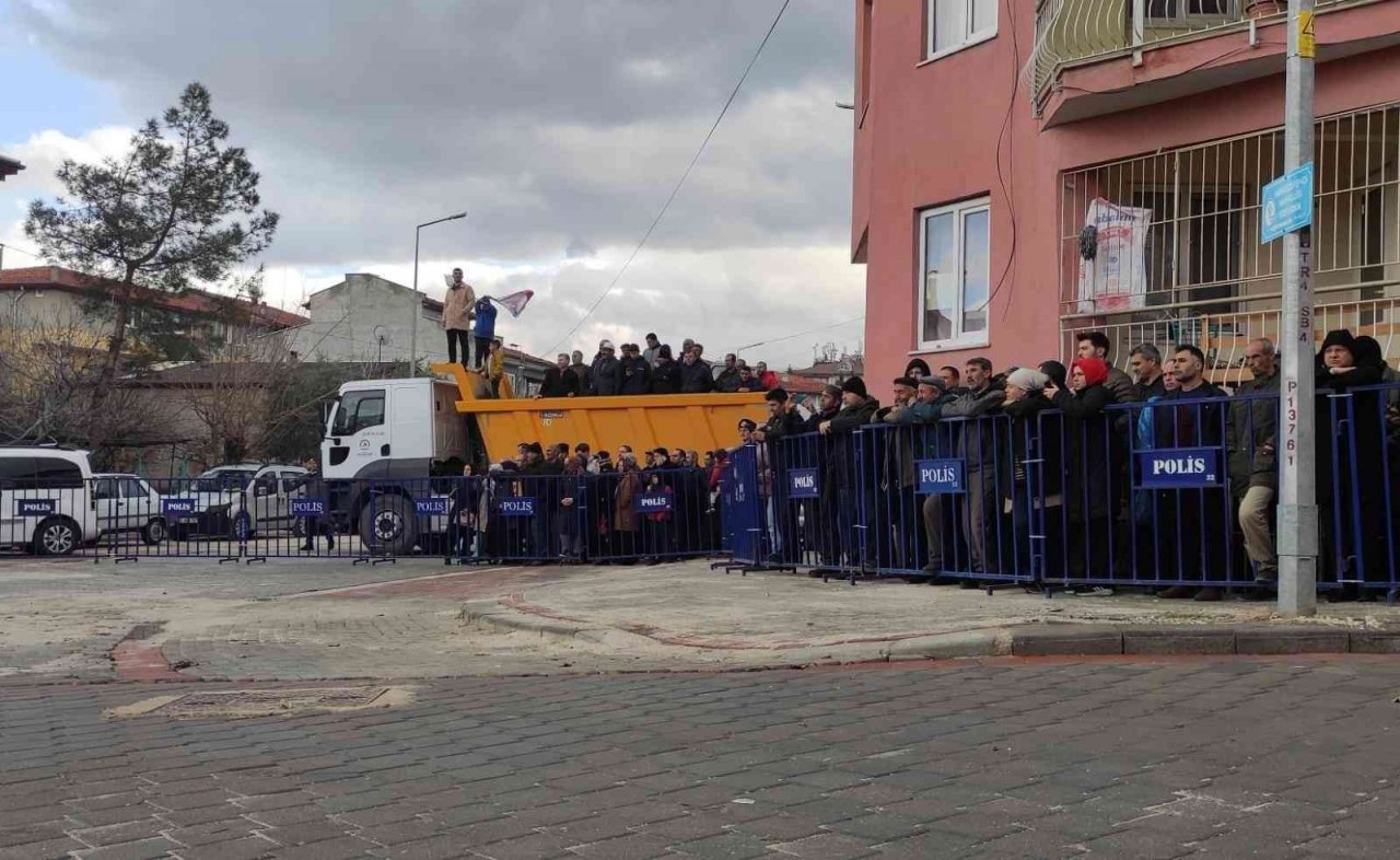 Tören alanında esprili pankartlar