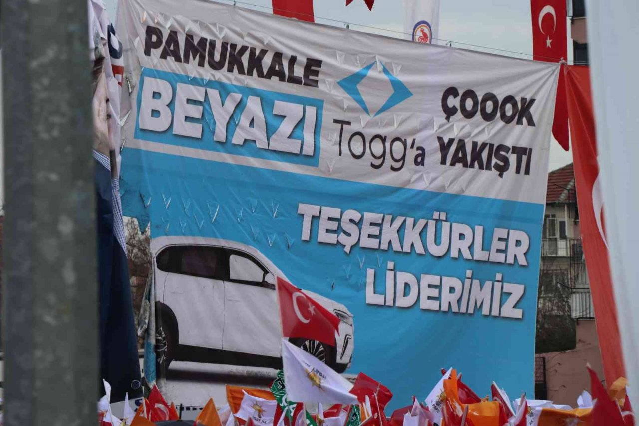 Tören alanında esprili pankartlar