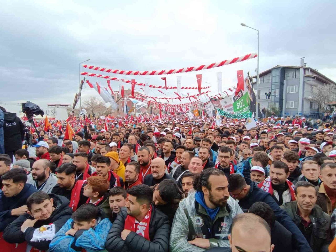 Tören alanında esprili pankartlar