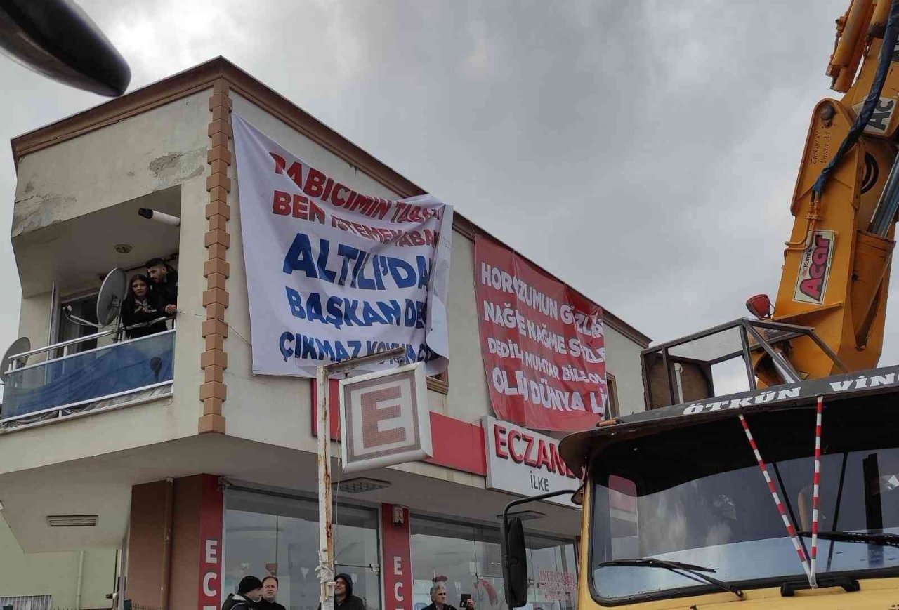 Tören alanında esprili pankartlar