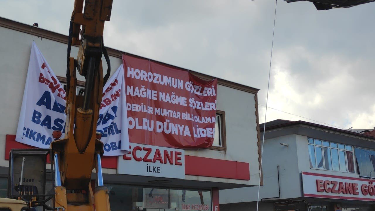 Tören alanında esprili pankartlar