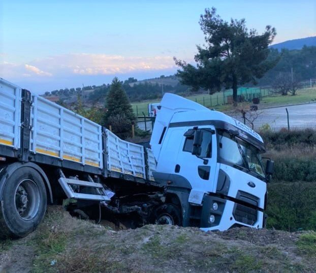 Yağış sonrası kayganlaşan yolda 5 araç birbirine girdi: 7 yaralı