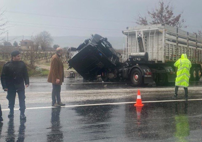 Yağış sonrası kayganlaşan yolda 5 araç birbirine girdi: 7 yaralı