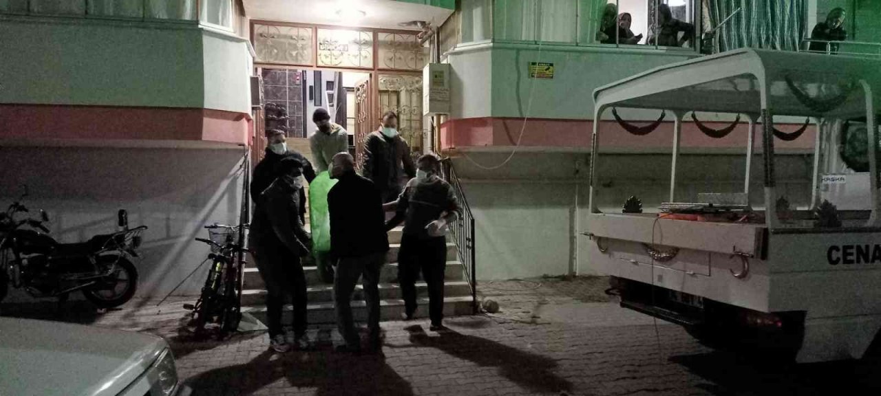 Emekli öğretmen evinde ölü bulundu