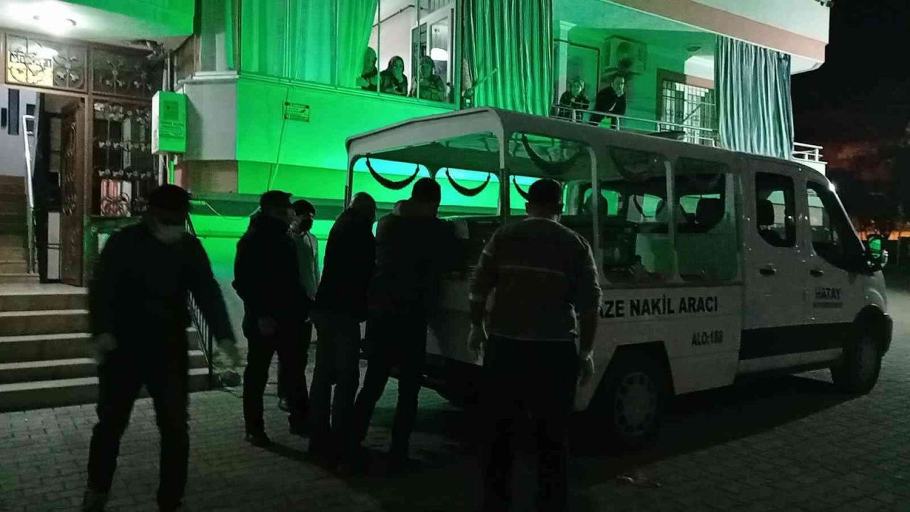 Emekli öğretmen evinde ölü bulundu