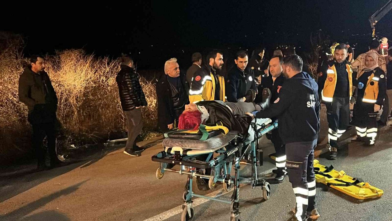 Taksi dehşet saçtı: İki otomobilin köprüden uçtuğu kazada 2’si ağır 5 kişi yaralandı