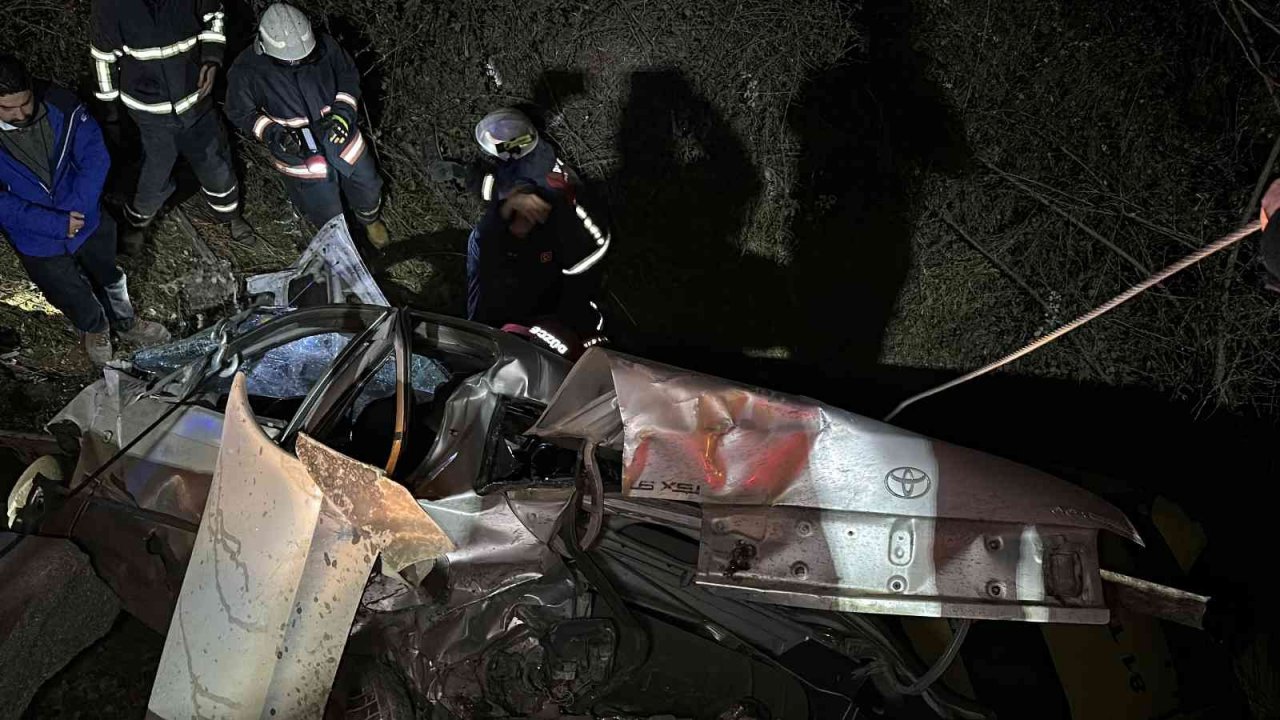 Taksi dehşet saçtı: İki otomobilin köprüden uçtuğu kazada 2’si ağır 5 kişi yaralandı