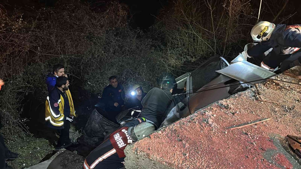 Taksi dehşet saçtı: İki otomobilin köprüden uçtuğu kazada 2’si ağır 5 kişi yaralandı