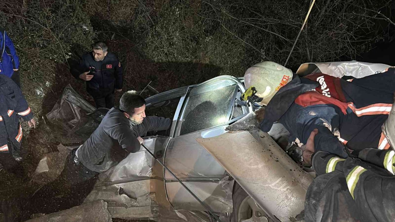 Taksi dehşet saçtı: İki otomobilin köprüden uçtuğu kazada 2’si ağır 5 kişi yaralandı