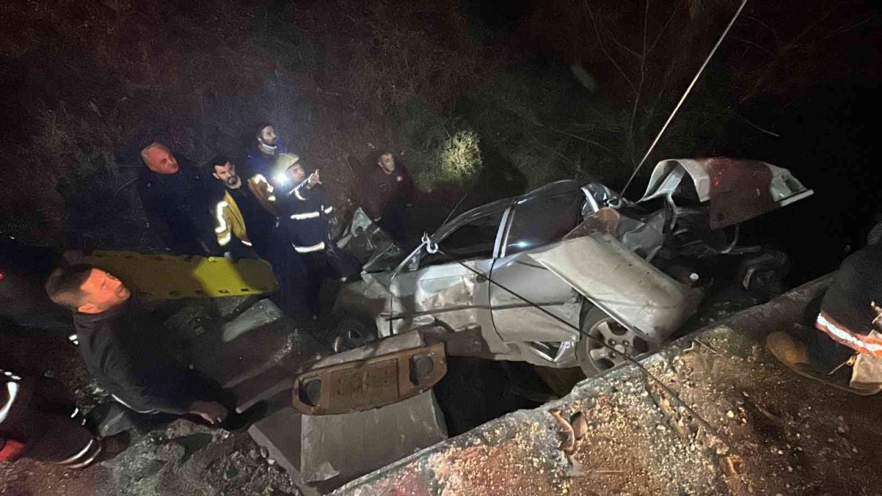 Taksi dehşet saçtı: İki otomobilin köprüden uçtuğu kazada 2’si ağır 5 kişi yaralandı