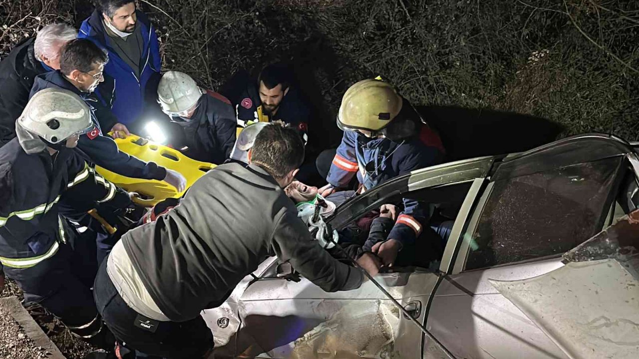 Taksi dehşet saçtı: İki otomobilin köprüden uçtuğu kazada 2’si ağır 5 kişi yaralandı