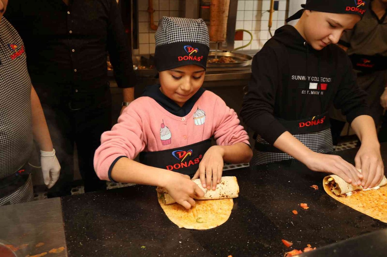 Minik şefler bone ve önlüklerini giyip dürümlerini kendileri hazırladı