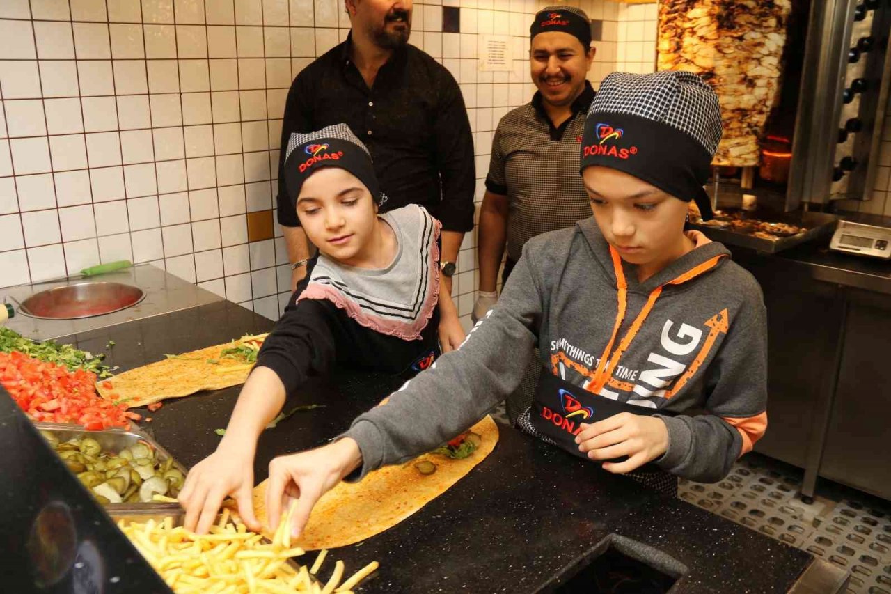 Minik şefler bone ve önlüklerini giyip dürümlerini kendileri hazırladı