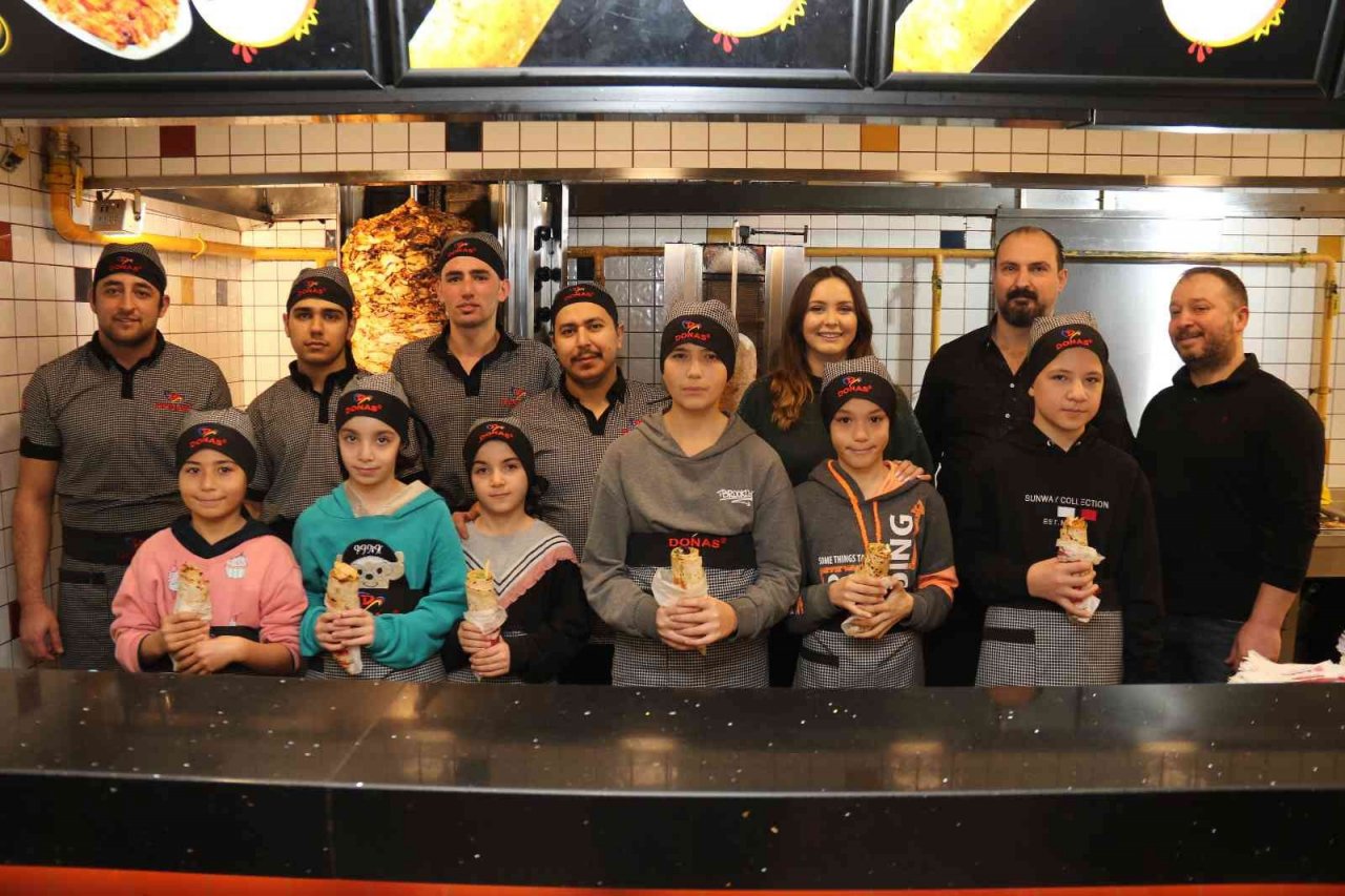 Minik şefler bone ve önlüklerini giyip dürümlerini kendileri hazırladı