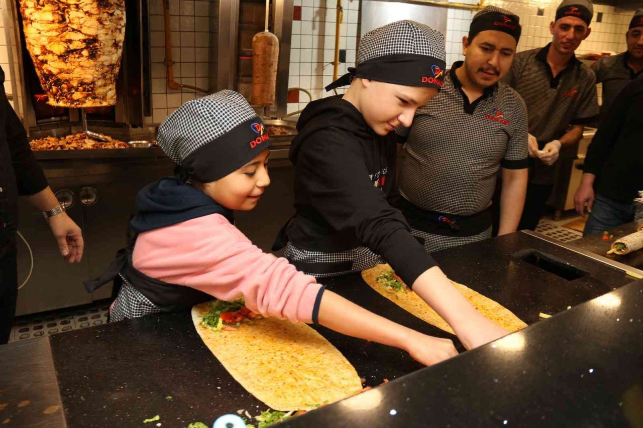 Minik şefler bone ve önlüklerini giyip dürümlerini kendileri hazırladı