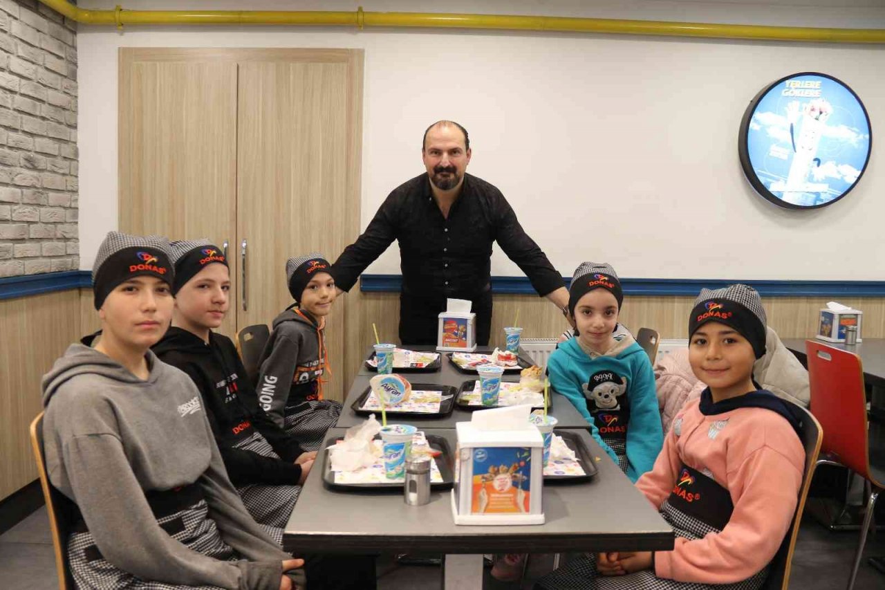 Minik şefler bone ve önlüklerini giyip dürümlerini kendileri hazırladı