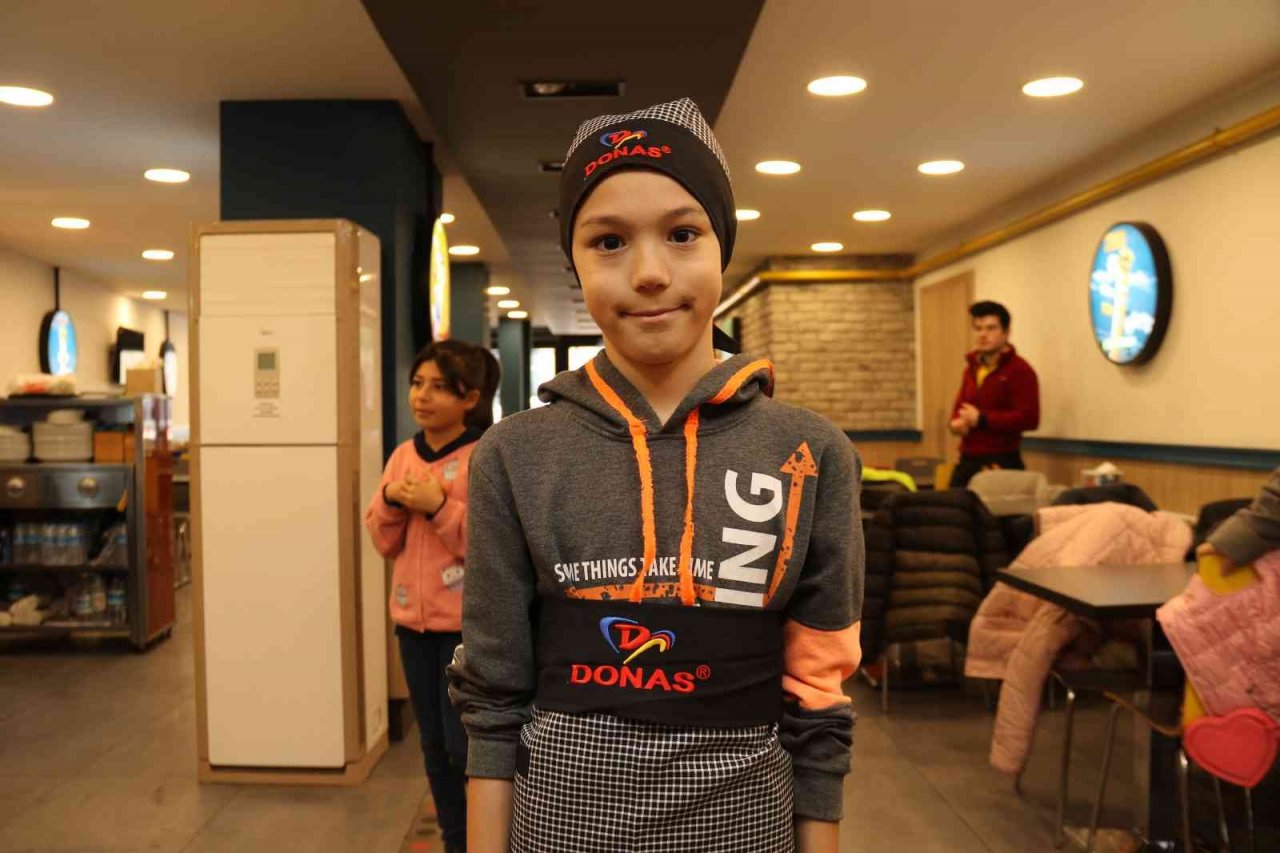 Minik şefler bone ve önlüklerini giyip dürümlerini kendileri hazırladı