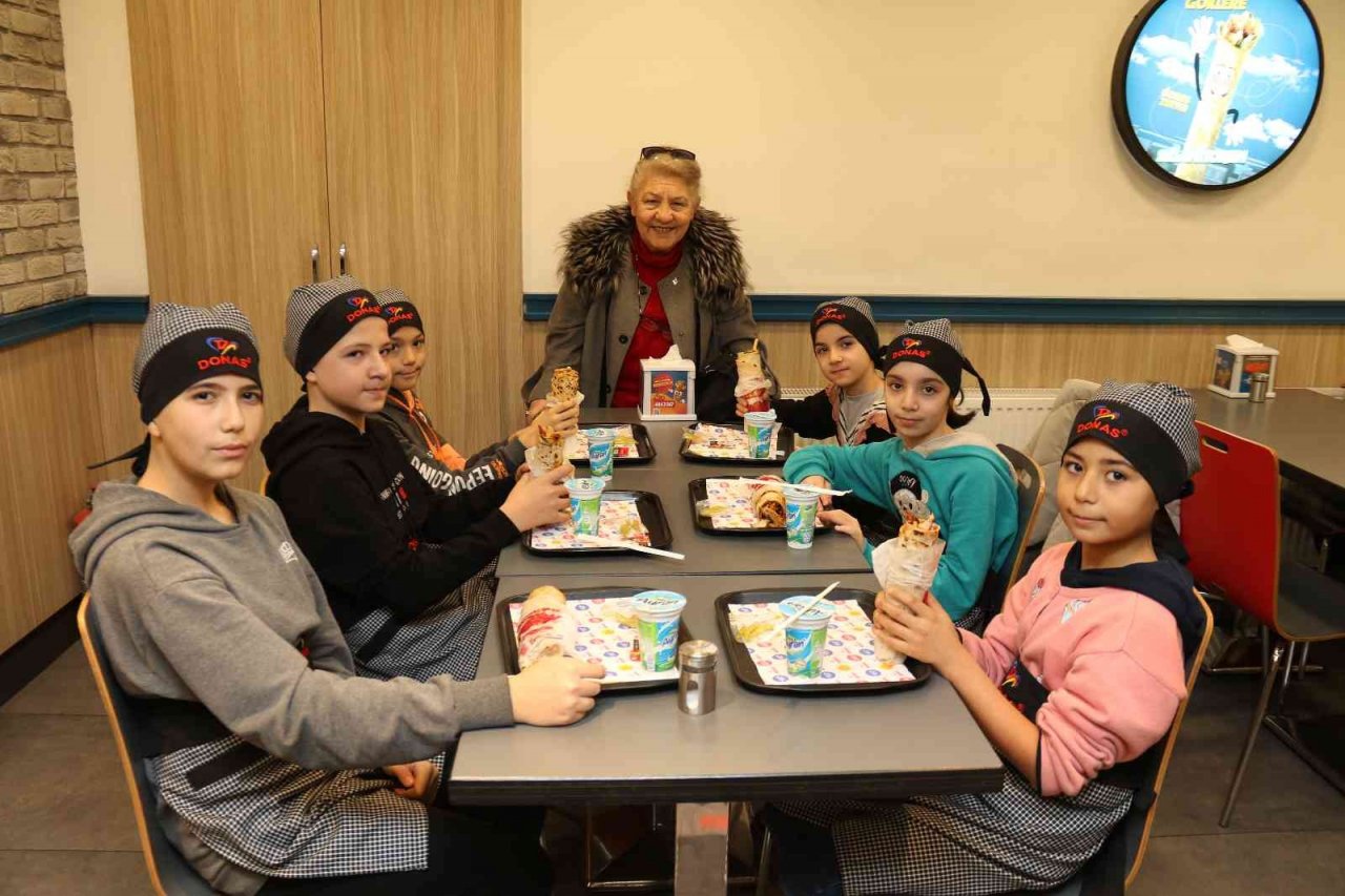 Minik şefler bone ve önlüklerini giyip dürümlerini kendileri hazırladı