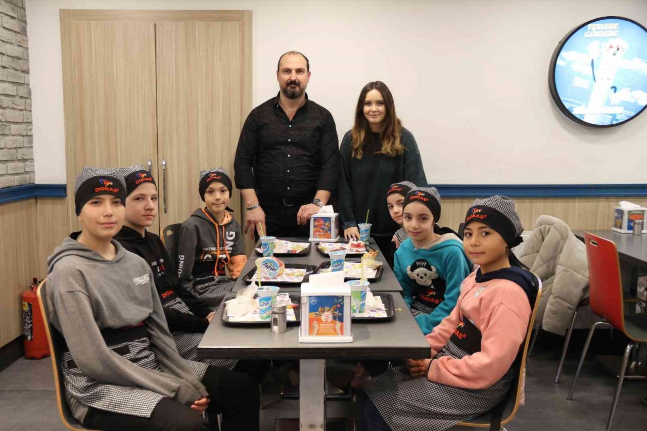 Minik şefler bone ve önlüklerini giyip dürümlerini kendileri hazırladı