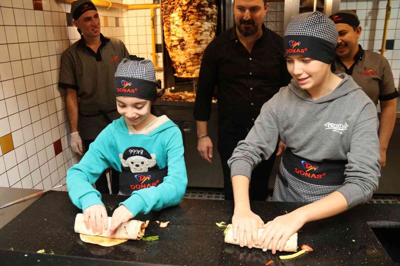 Minik şefler bone ve önlüklerini giyip dürümlerini kendileri hazırladı