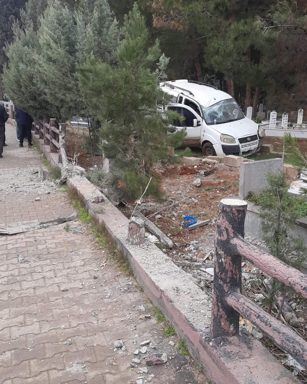 Lastiği patlayan araç mezarlığa uçtu: 1 yaralı