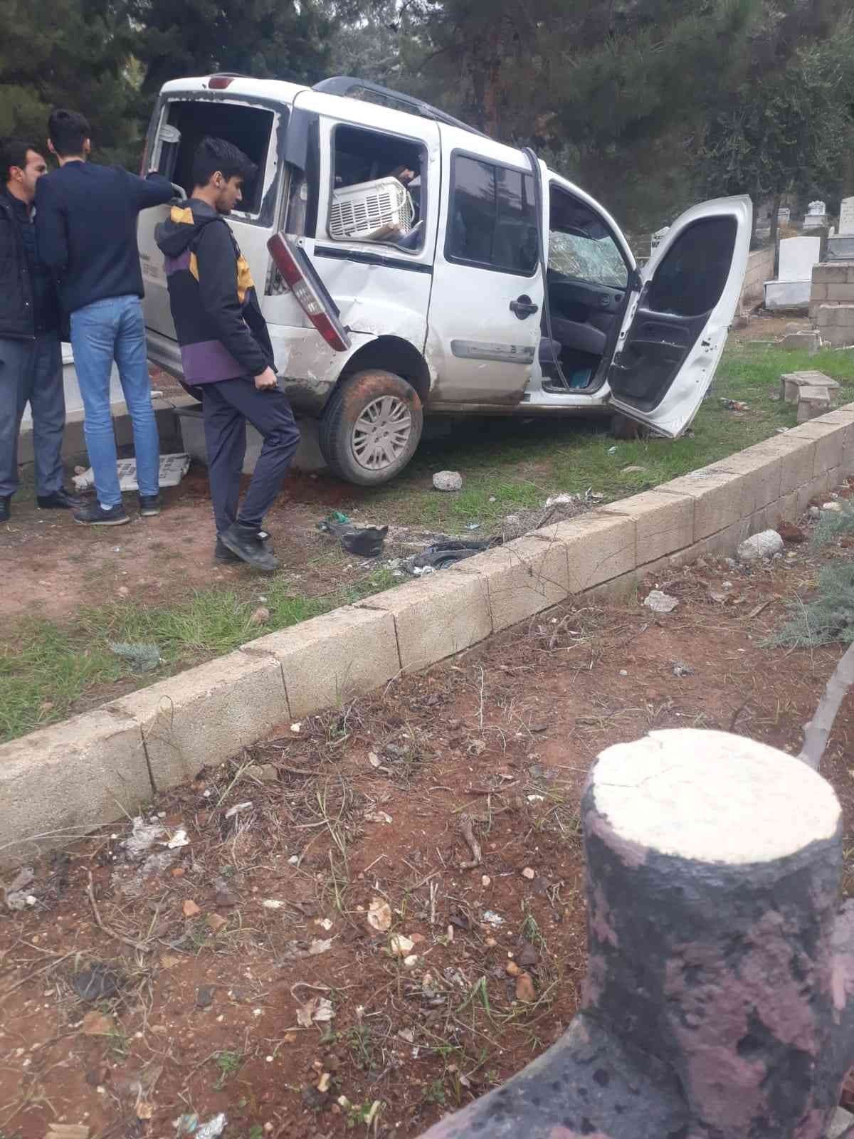 Lastiği patlayan araç mezarlığa uçtu: 1 yaralı