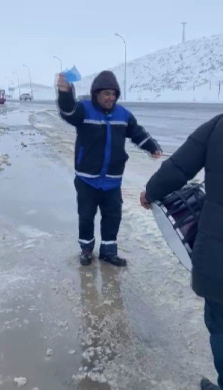 Kar yağışına sevinip davul zurna eşliğinde oynadılar