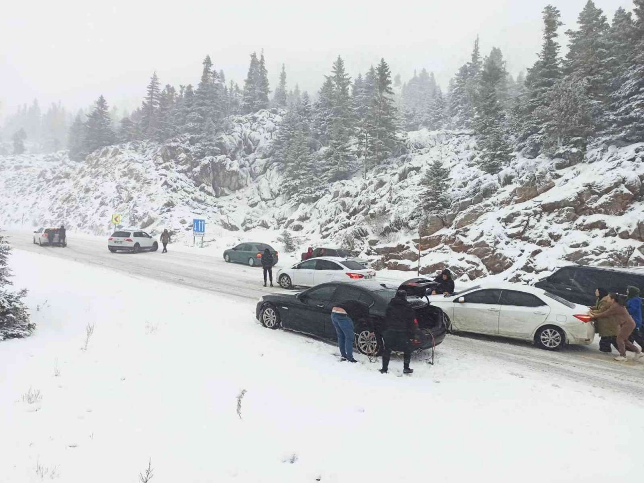 Kar yağışı Konya-Antalya karayolunda etkili oluyor