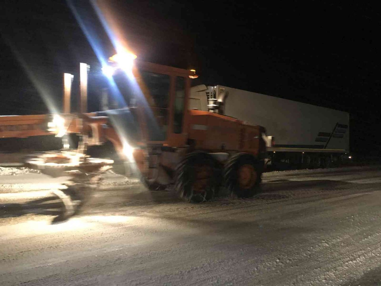 Antalya-Konya karayolunda kar kalınlığı 20 santime ulaştı, araçlar yolda kaldı