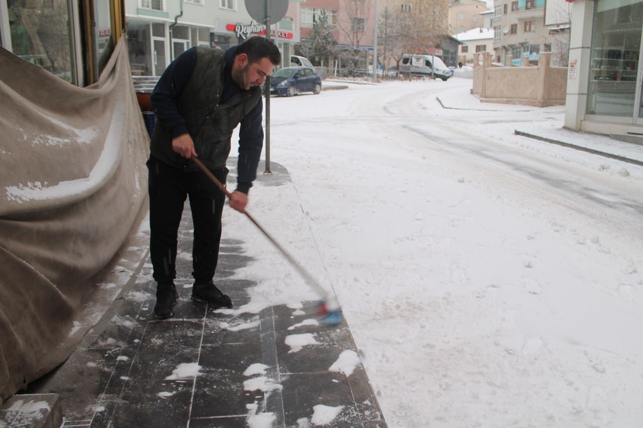 Kurak geçen günlerin ardından Bayburt beyaz gelinliğini giyindi