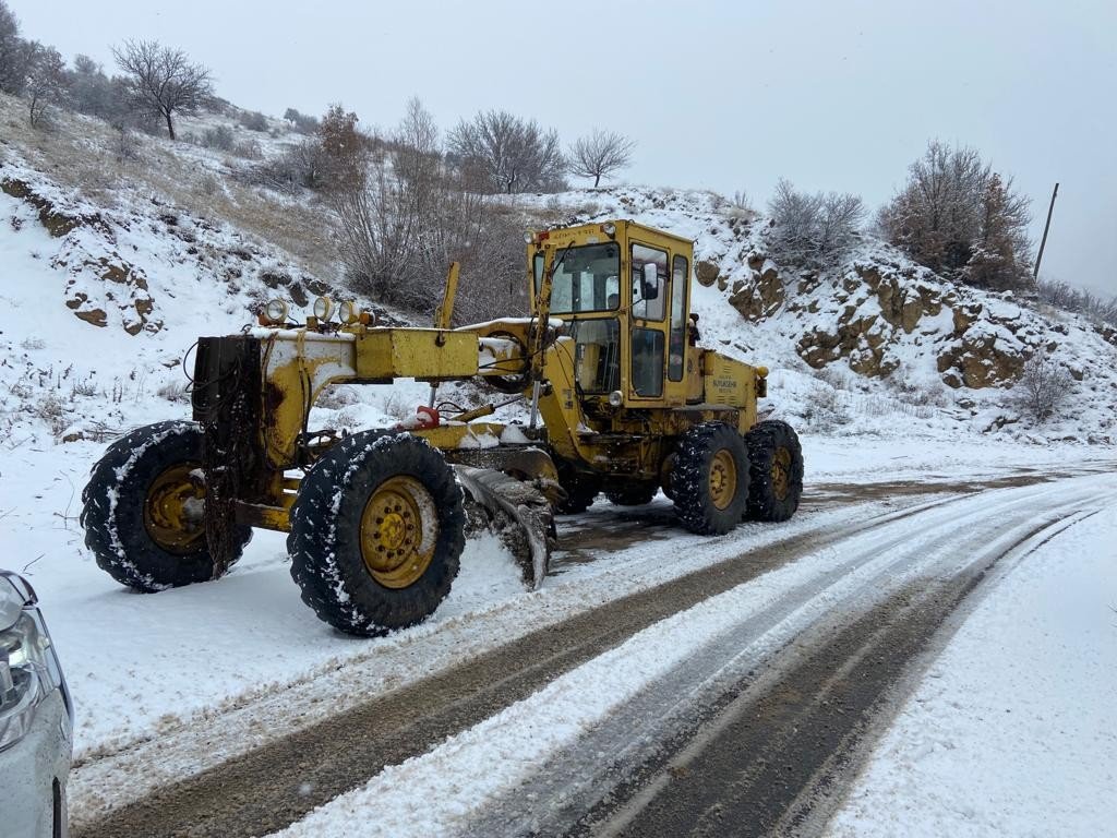 Malatya’da 2 bin 500 personel, 300 araçla karla mücadele