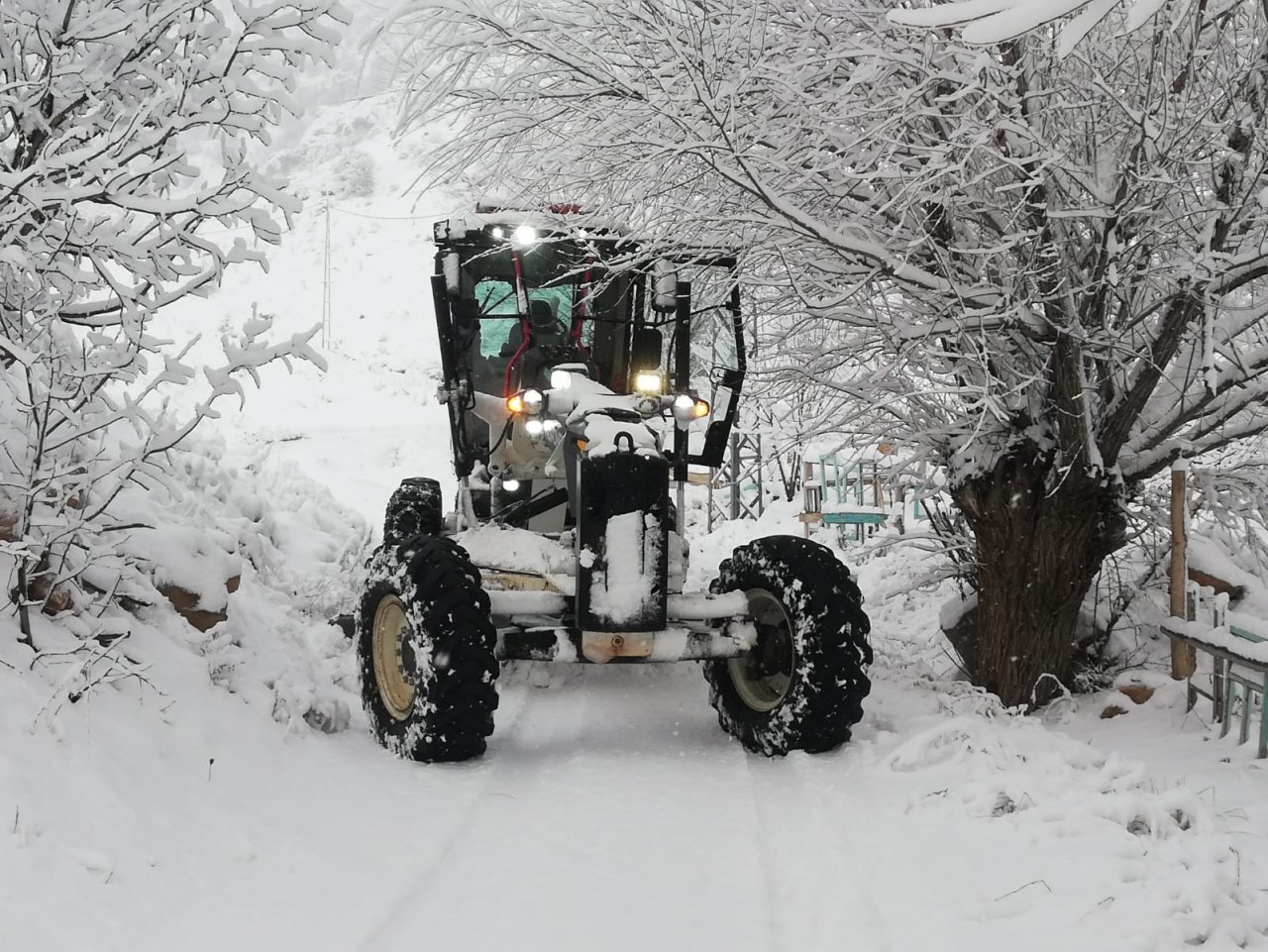 Malatya’da 2 bin 500 personel, 300 araçla karla mücadele